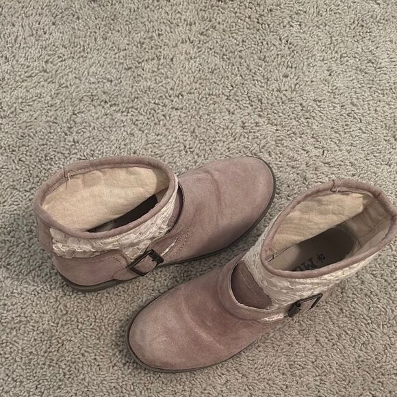 Mudd Cream Ankle Booties with Cozy Lining - Picture 2 of 4